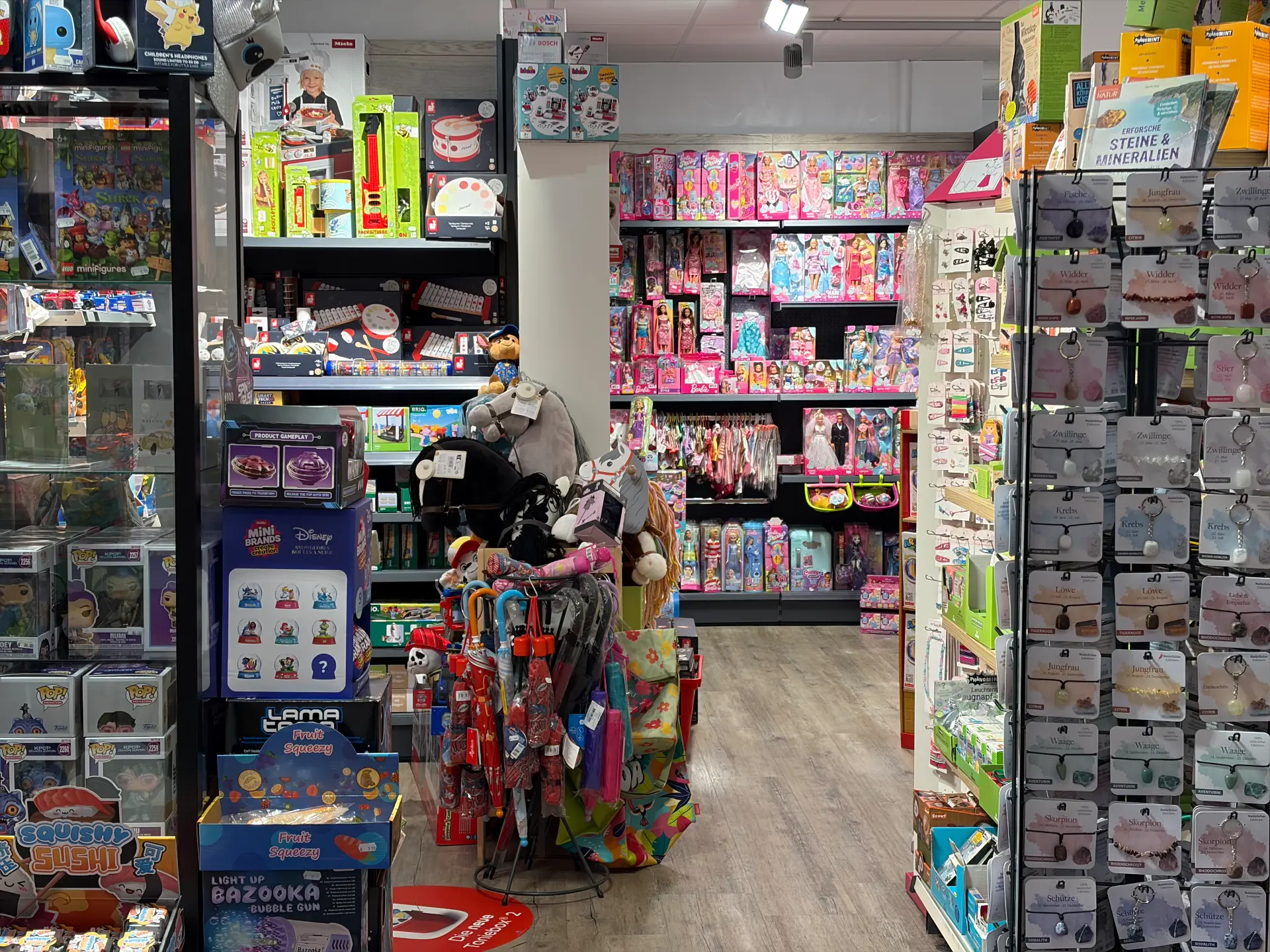 Regale mit Spielwaren und bunten Produktverpackungen