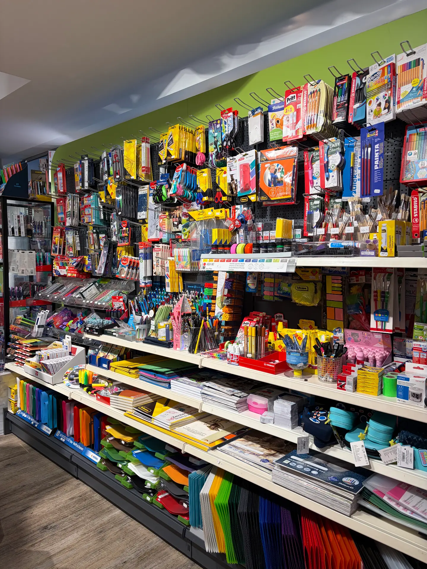 Regal mit Schreibwaren und Bastelbedarf von Pelikan, Pritt, Stabilo und Faber-Castell