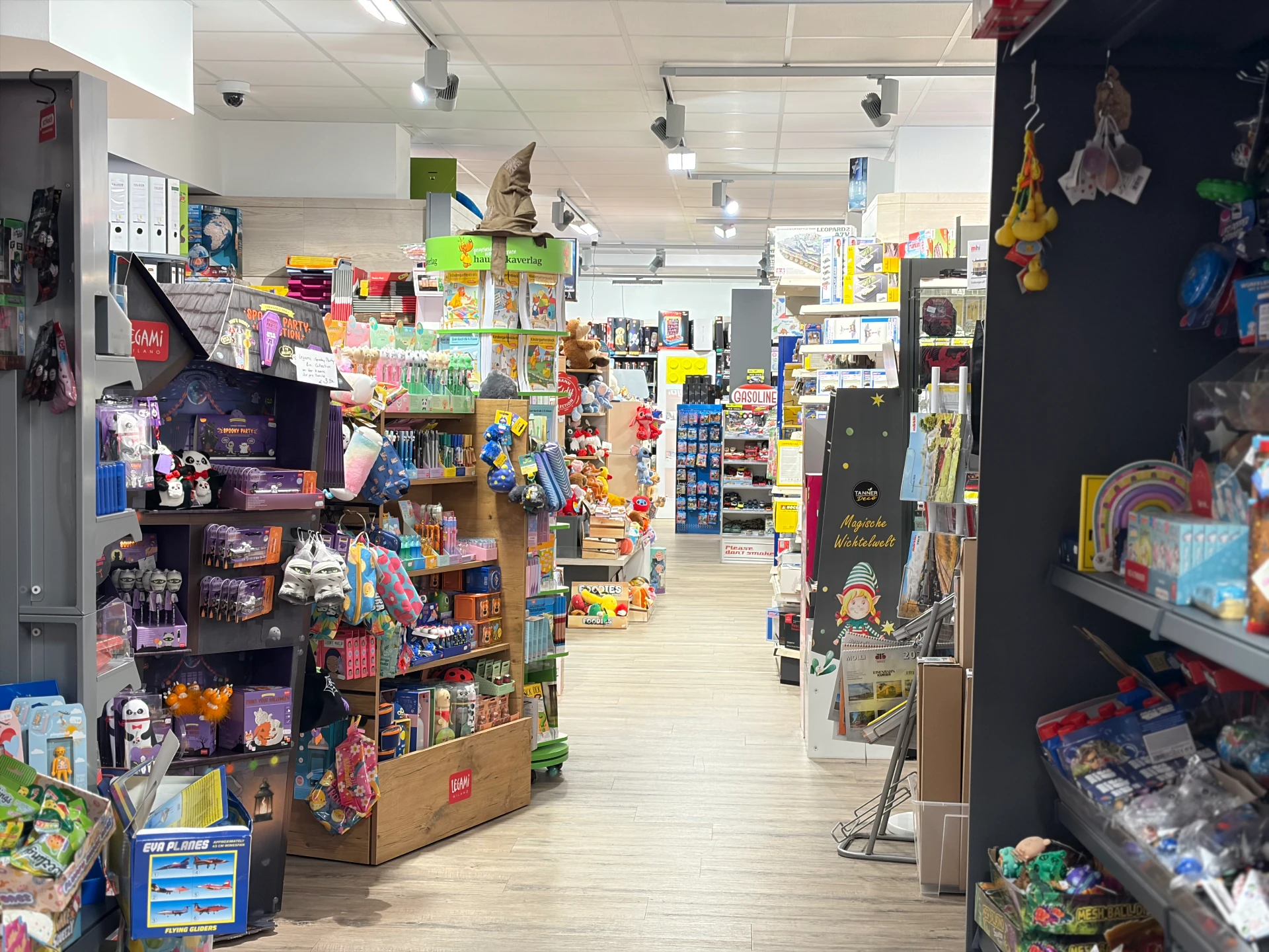 Ladenraum mit Schreibwaren, Stiften, Plüschtieren und Spielwarenregalen