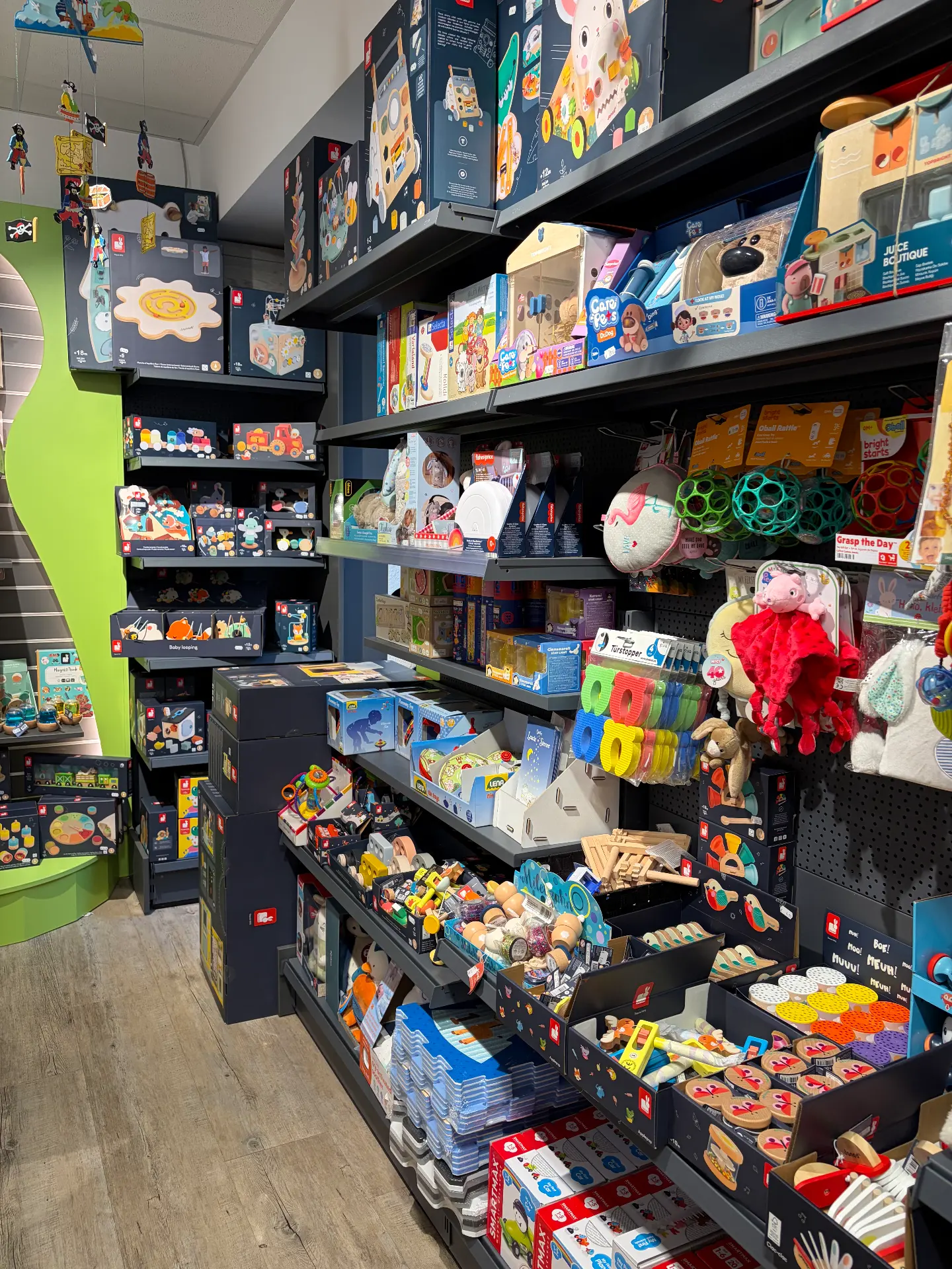 Regal mit Lernspielzeug und Holzwaren von Janod, Fisher-Price und Smartmax