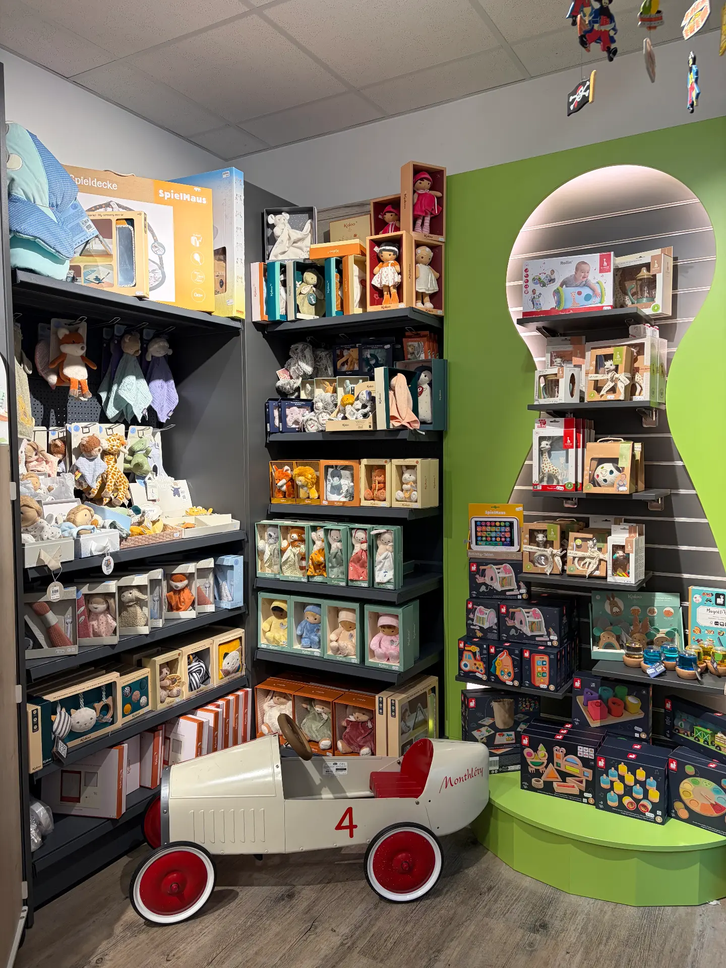 Plüschtiere und Puppen von Kaloo, Spielsets und ein großes weißes Spielzeugauto